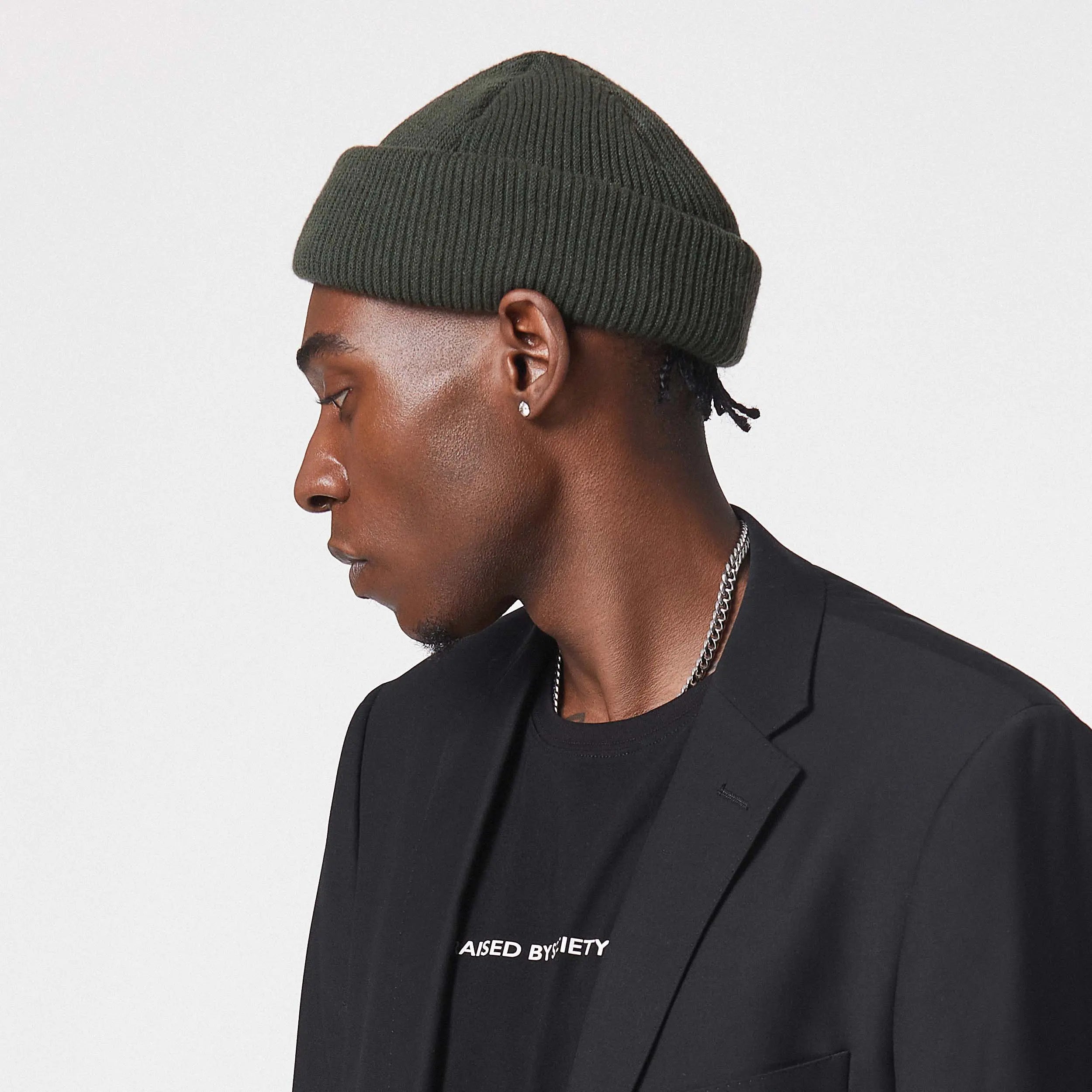 Modèle noir portant une casquette en laine pour un look d'hiver élégant