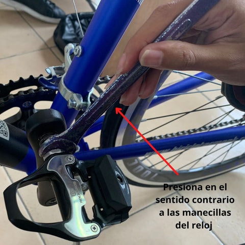 atornillar pedal izquierdo bicicleta tutto bike