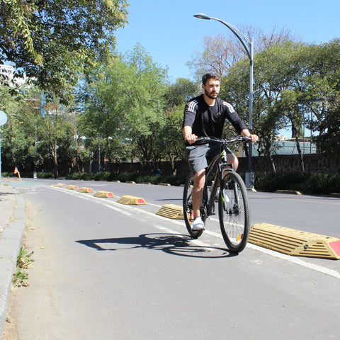 ciclismo urbano ciclista en ciclovia sin casco