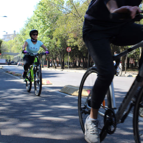 ciclistas urbanos en ciclovia tuttobike