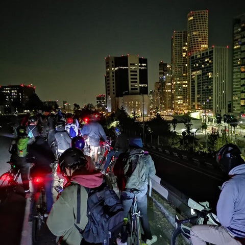grupo ciclista en rodada nocturna en la ciudad