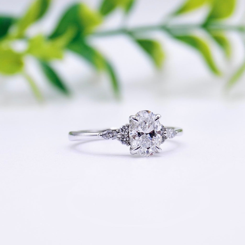 What Is a Solitaire Setting? | Diamond Rings - YouTube