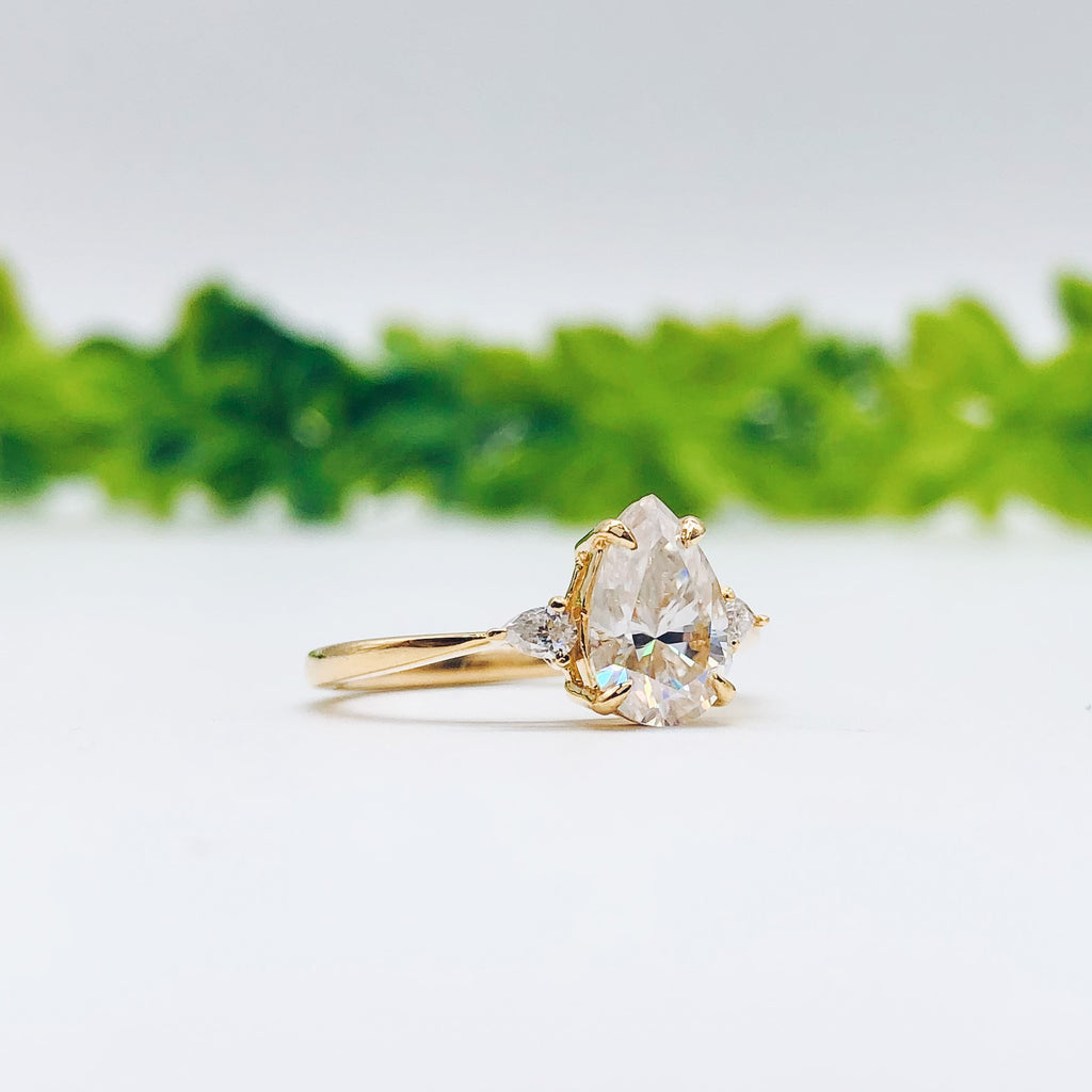 18ct Yellow Gold Multi Stone Claw Set Diamond Ring – dotJewellery.com