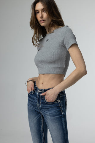 Woman wearing denim jeans with her hands in the front pockets