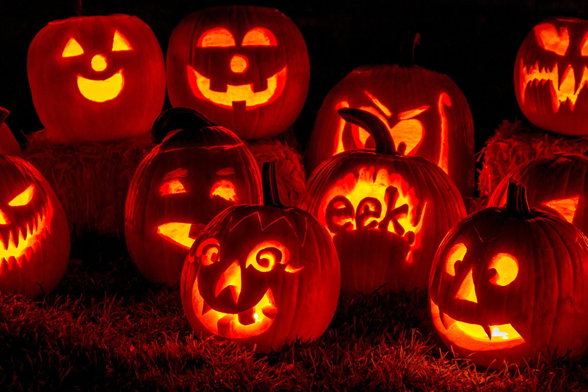 Several glowing pumpkins in the dark