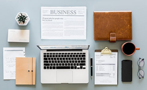 mesa de trabajo con portatil