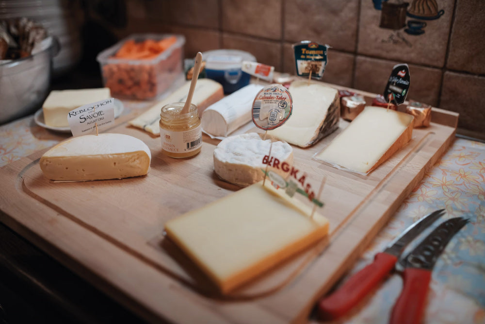 Fotografía con variedad de quesos envejecidos, blandos, duros, azules