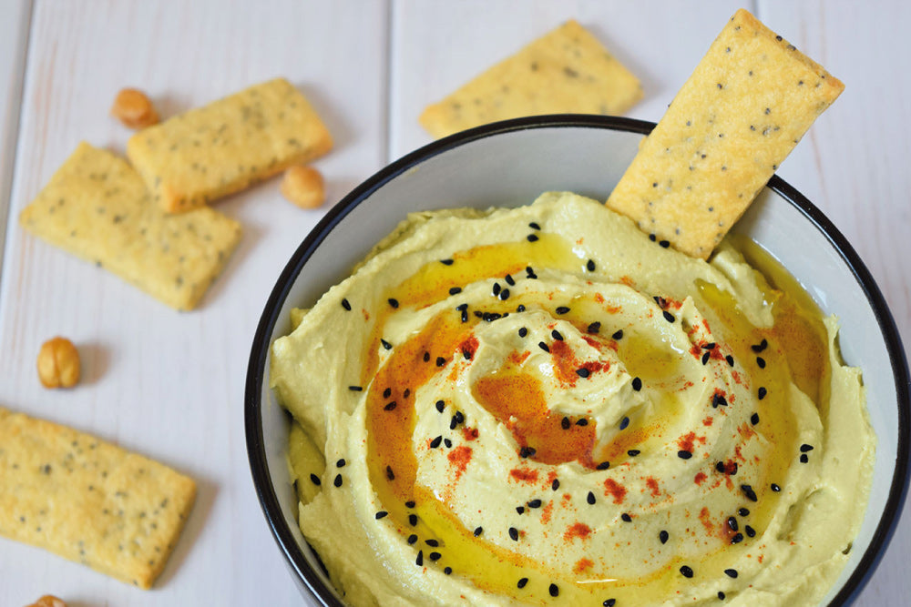 Hummus de aguacate con tiras de maiz y tahini