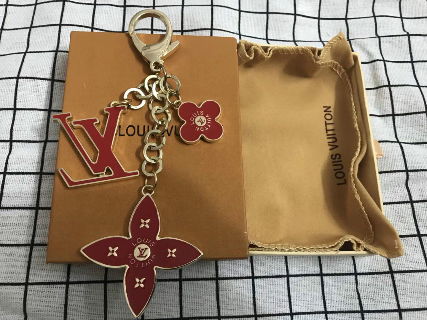 Louis Vuitton LV Paint ILLUSTRE Bag Charm & Key Holder Green Leather & Metal