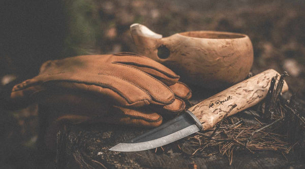 Coltello da caccia artigianale finlandese in acciaio al carbonio con manico in betulla riccia di Roselli