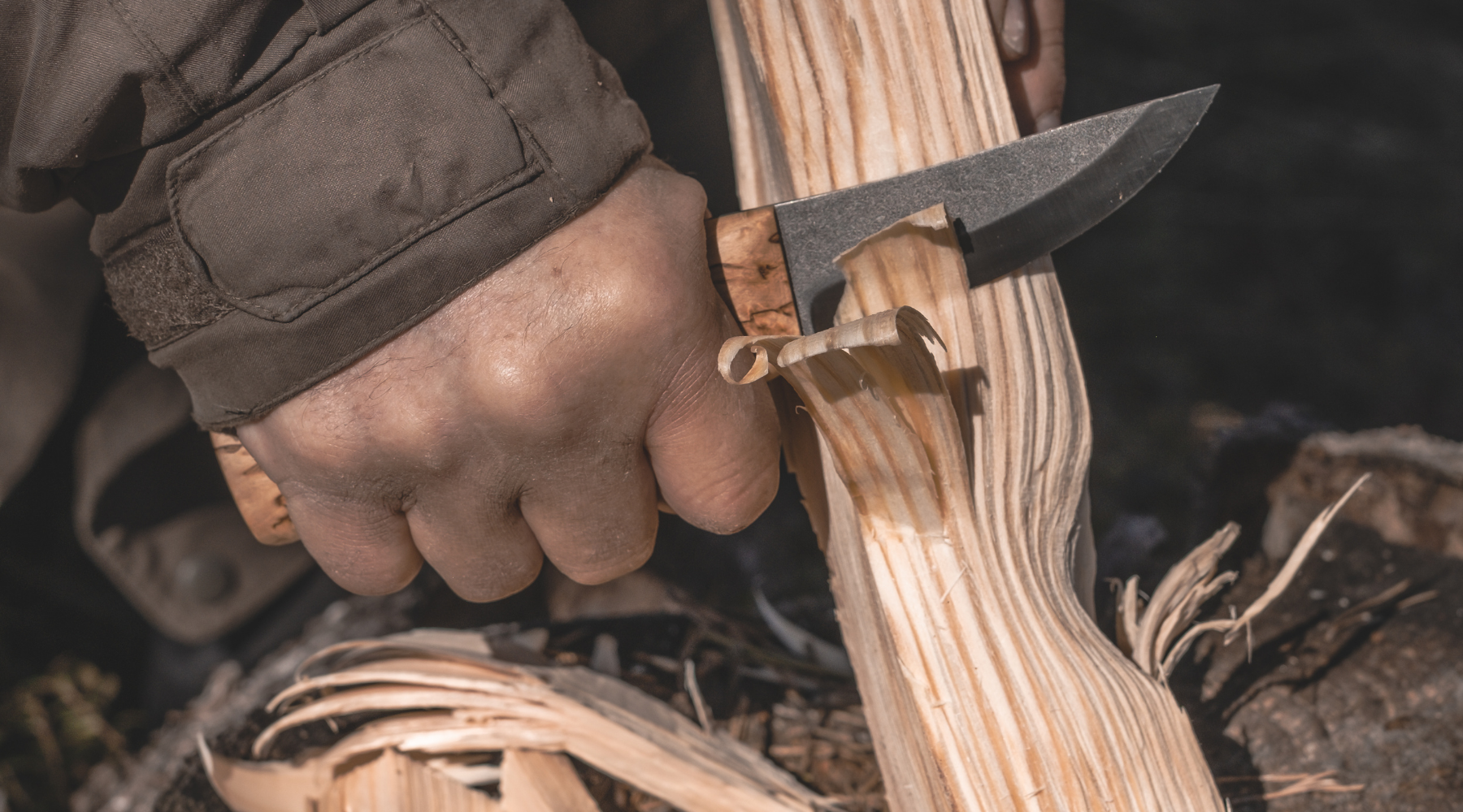 Coltello da caccia finlandese fatto a mano da Roselli nel modello "Coltello da caccia full tang" con manico in betulla riccia