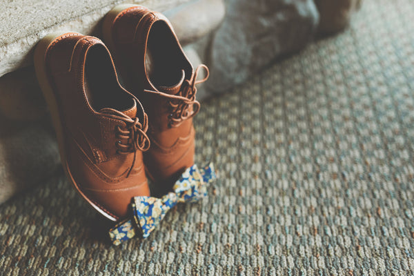 Grooms camel-colored dress shoes and floral printed bowtie.