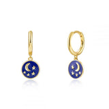 pendientes de aro para piercing con estrellas y luna. Están confeccionados en plata de ley con baño de oro 18 kilates y esmalte enamel azul klein