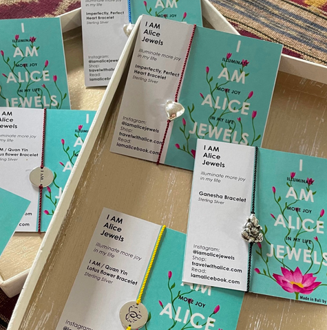 Talismanes de plata maciza de I Am Alice Jewels, inspirados en su libro I Am Alice
