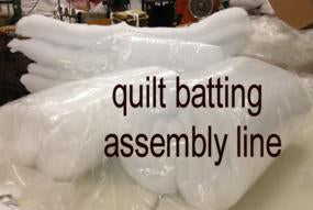assembly and folding table for quilt batting