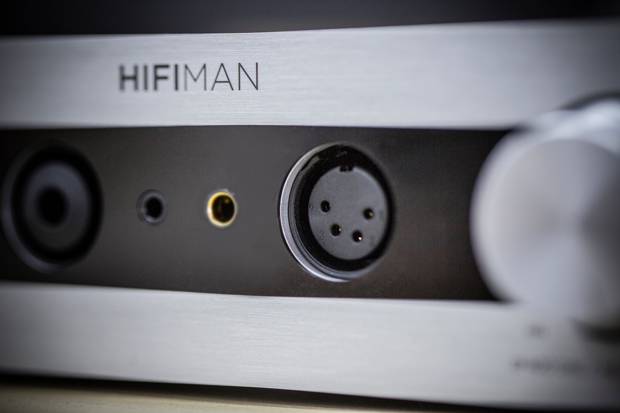 HIFIMAN EF400 closeup of output connections