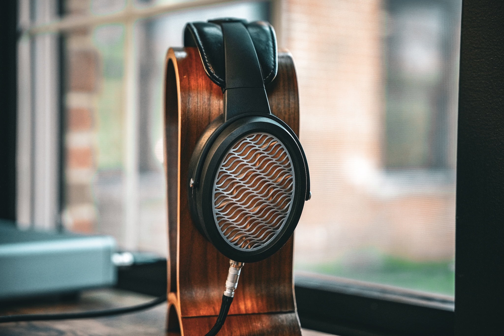 Warwick Aperio black headphone profile on wood headphone stand
