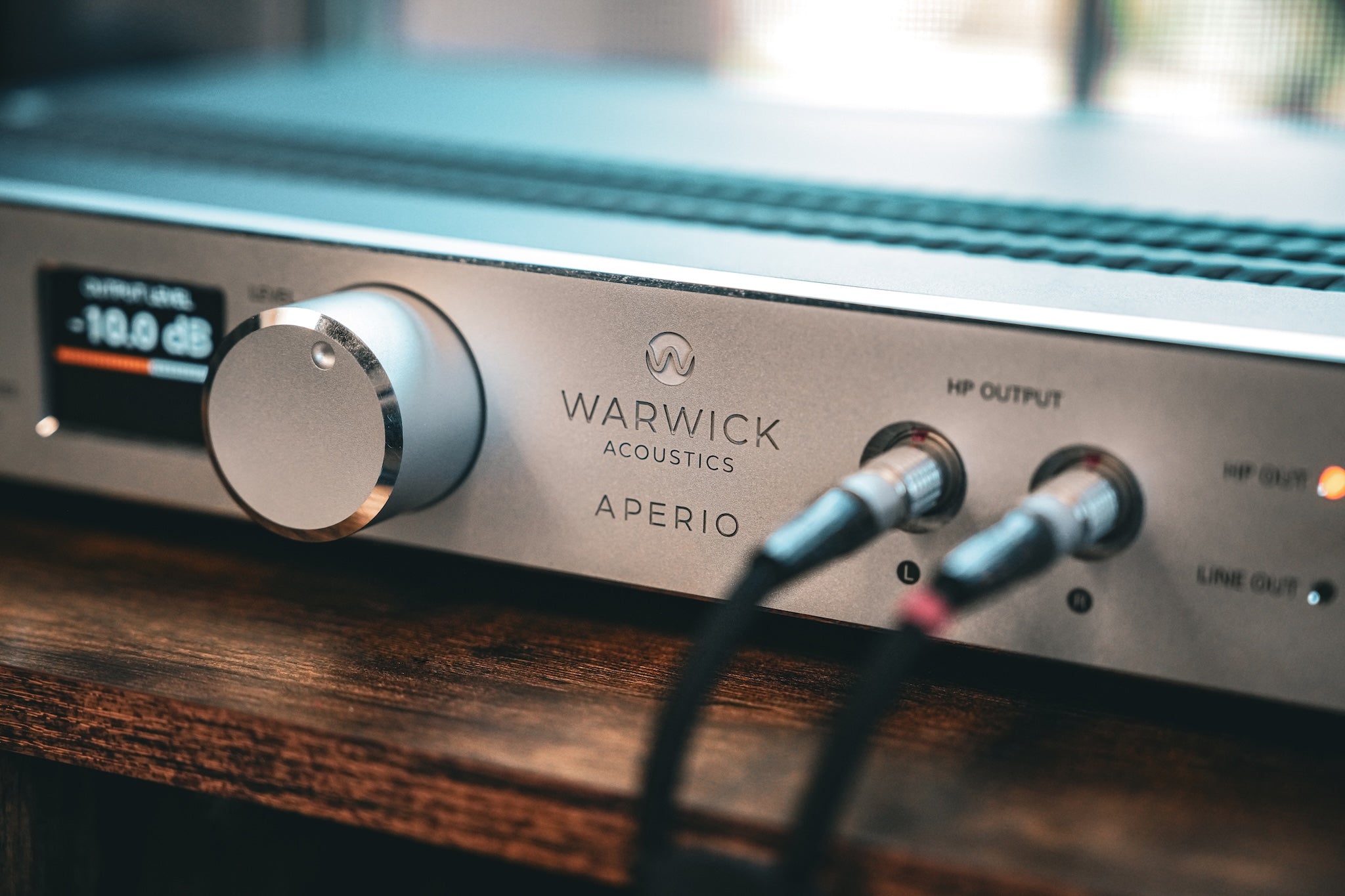 Warwick Aperio silver amp closeup front faceplate on wood cabinet