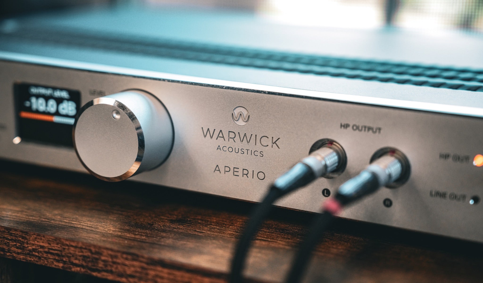 Warwick Acoustics Aperio silver amp highlighting logo