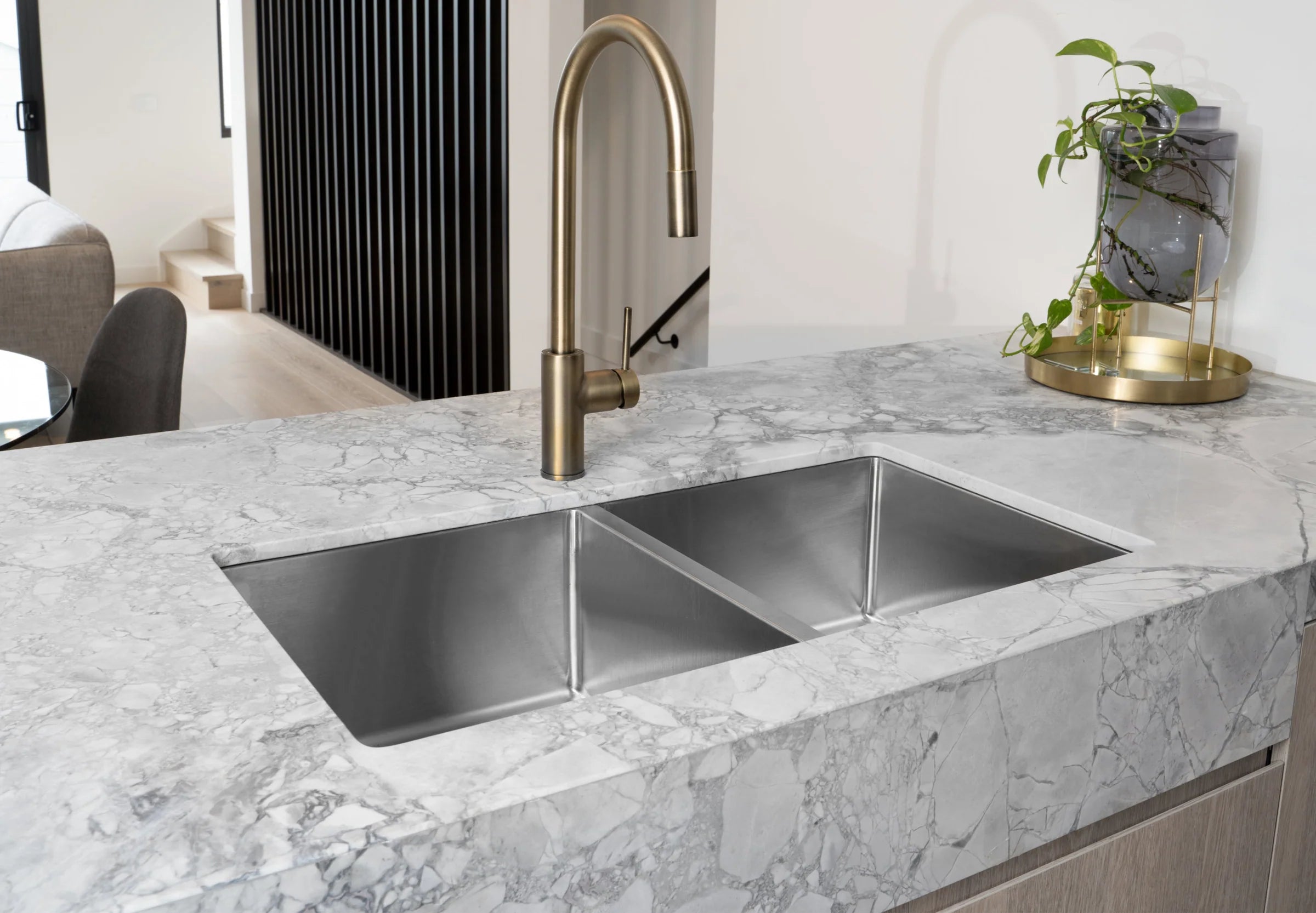 Double Kitchen Sink Vs. Farmhouse Sink: Which One Is Right For Your Ki –  Buildmat