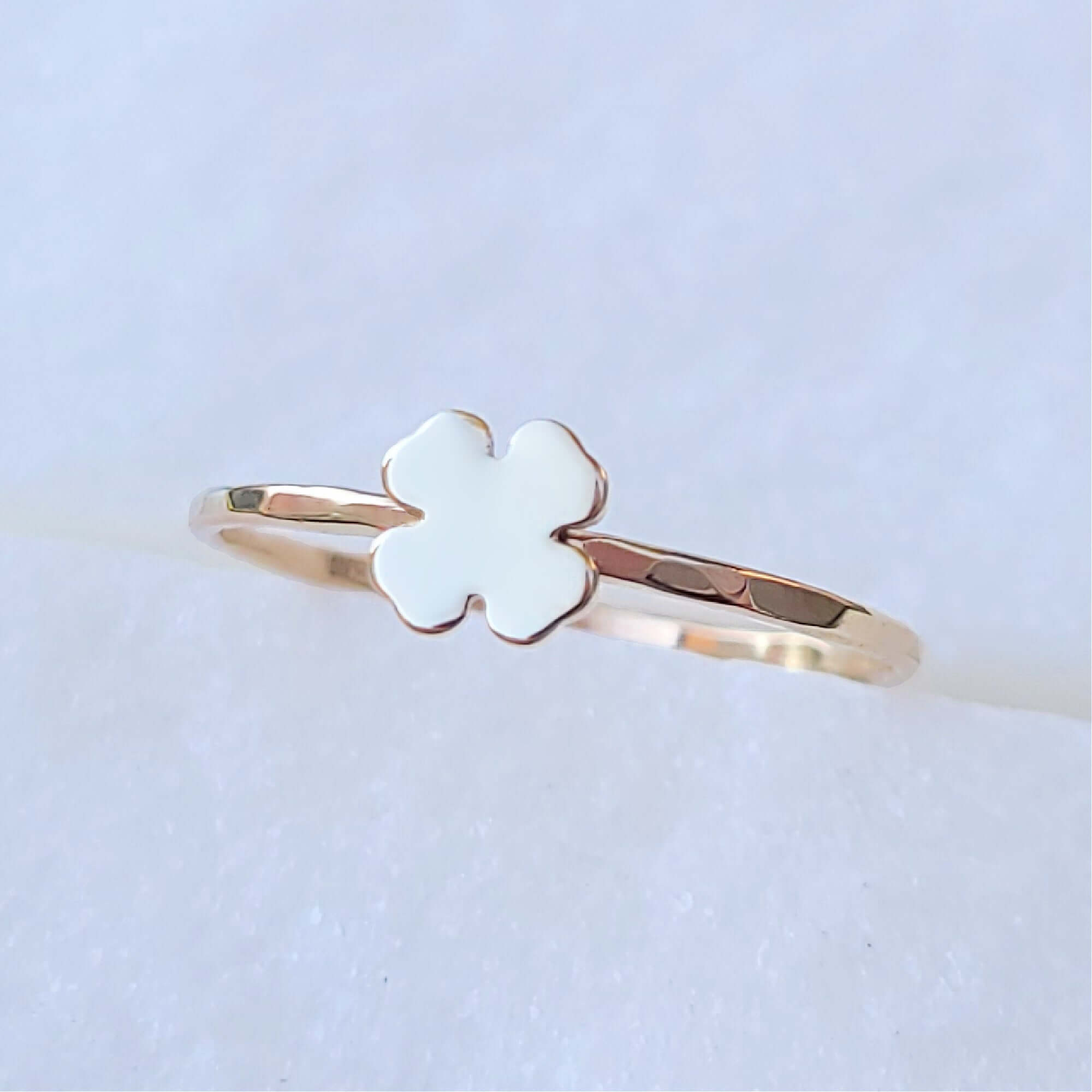 Image of 14K Minimalistic Clover Ring in Yellow Gold