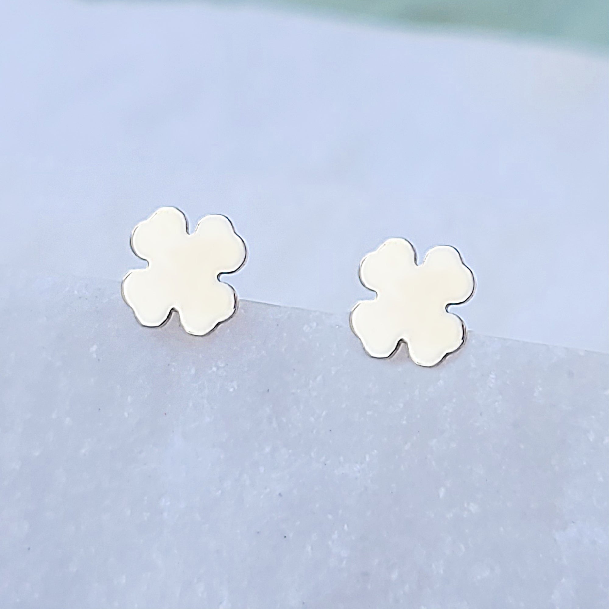 Image of 14K Minimalistic Clover Stud Earrings in Yellow Gold