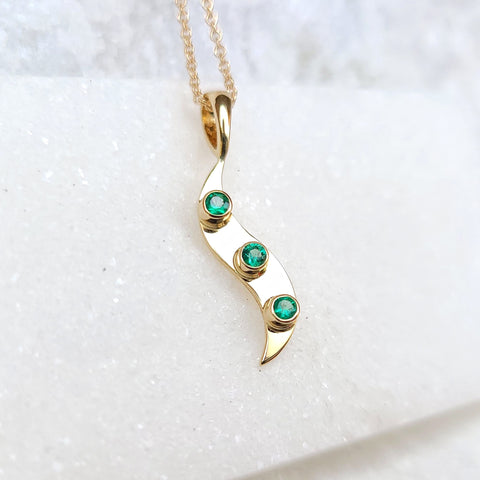 Sincerely Ginger Jewelry 14K Elegant Emerald Wave Necklace in Yellow Gold