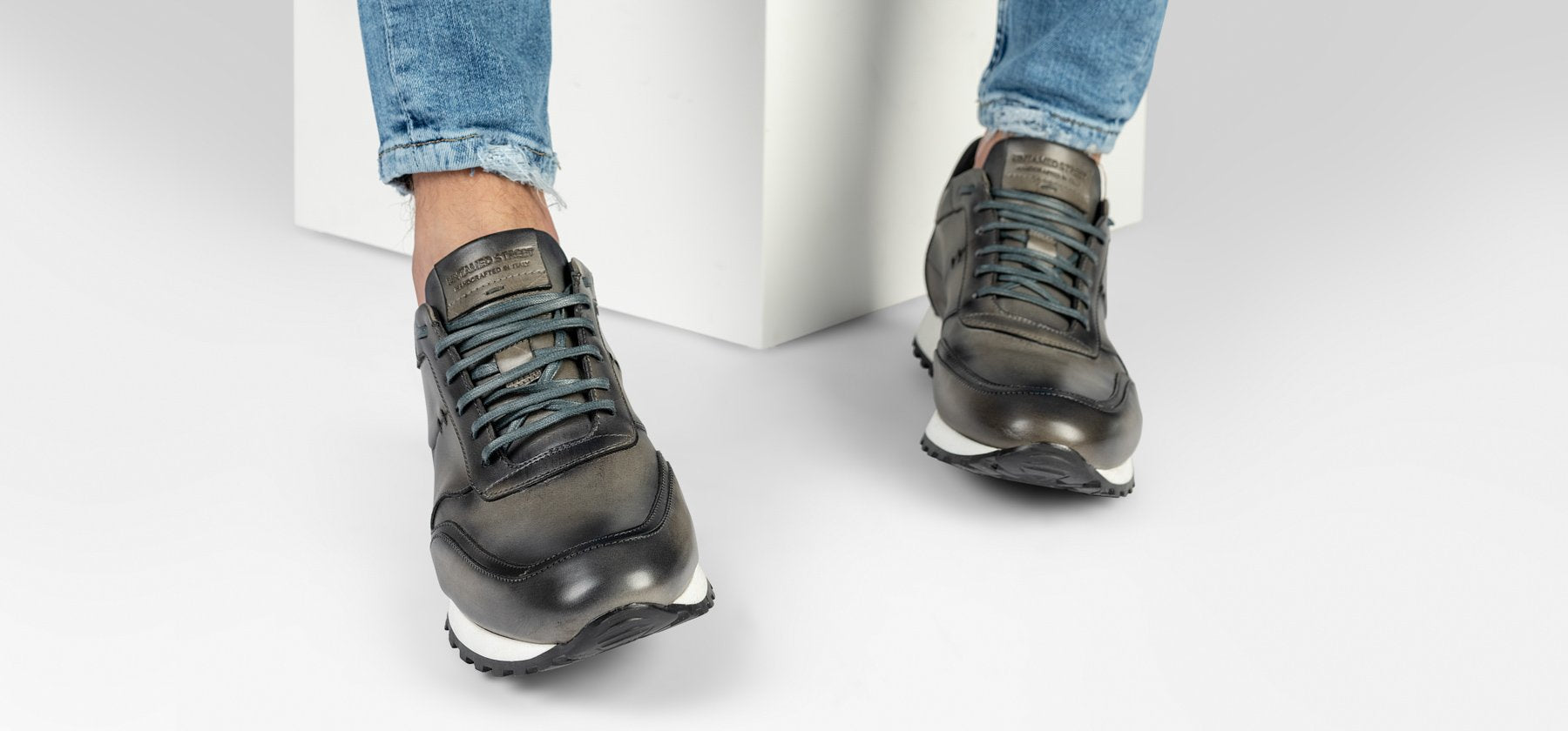 SOHO aluminium-grey patina runners.