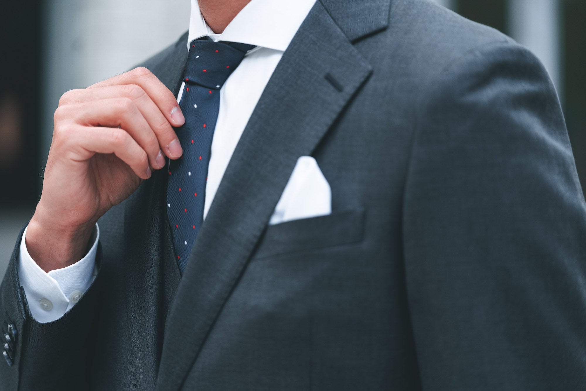Mann im Anzug und einer Krawatte mit Punkten