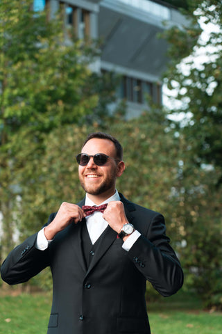 Mann im Anzug mit einer roten Schleife & Sonnenbrille