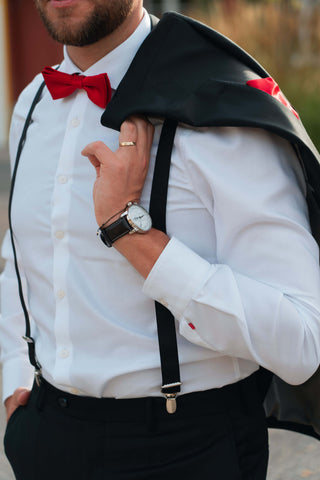 Mann im Hemd mit roter Schleife und rotem Einstecktuch