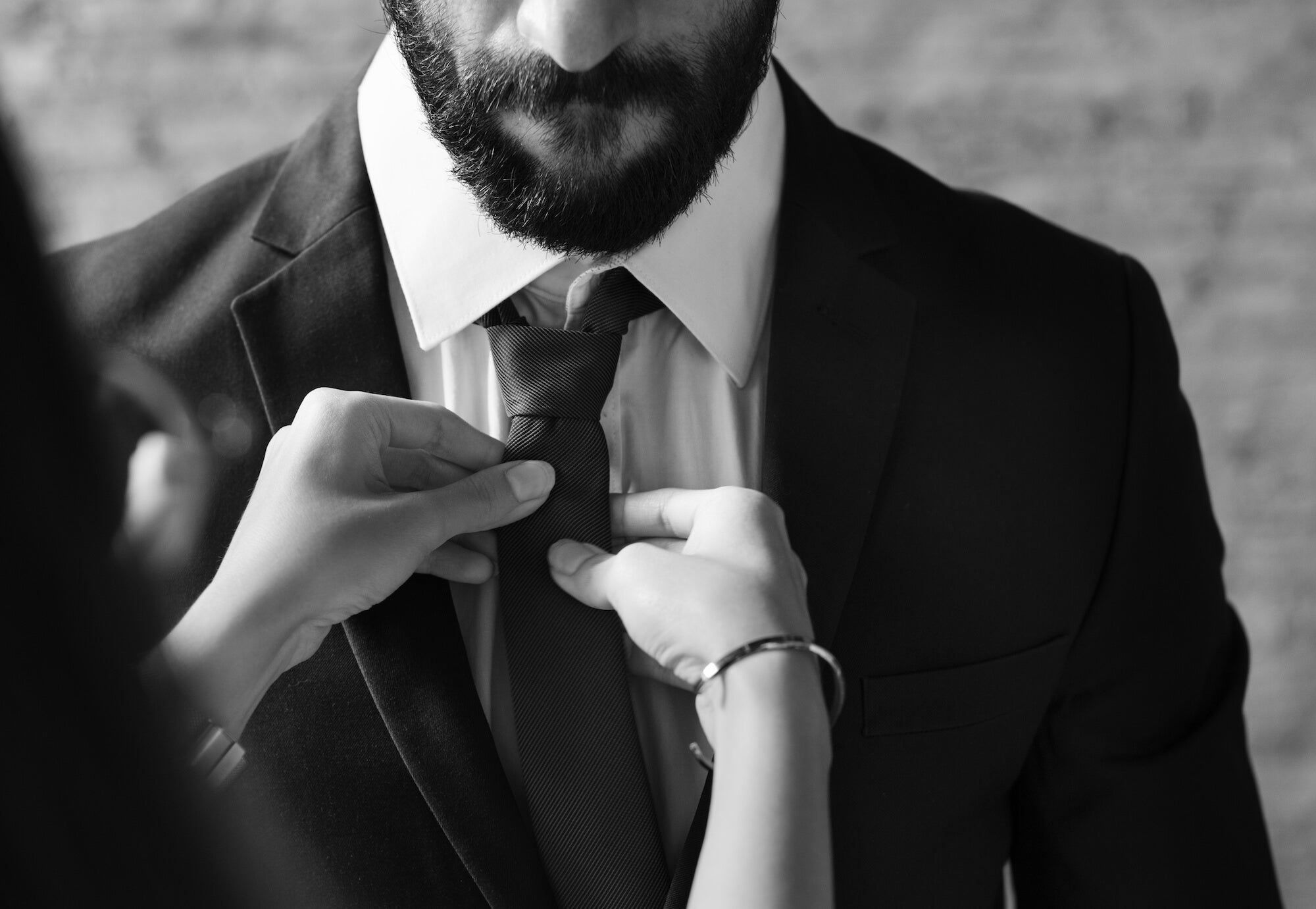 Mann krawatte binden in schwarz und weiss