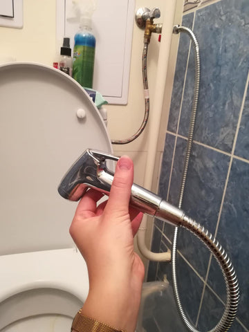 Bidé zuhany megoldás mosható pelenkákhoz a tartalom wc-be ürítéséhez 2