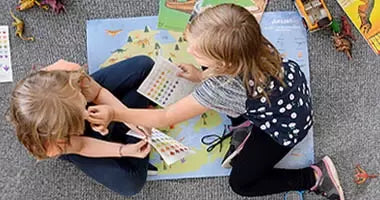 Spielspaß beim Lernen und Spielen mit dem Dino-Poster als Weltkarte für Kinder