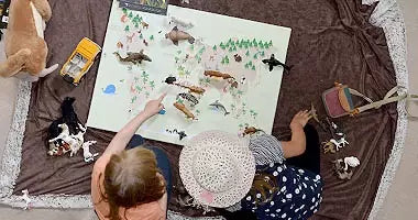 Weltkarte-Kinder mit Tieren als Leinwandbild für Kinderzimmer