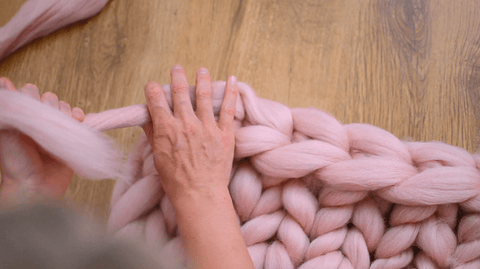 How to Make an Arm Knit Blanket in Less Than an Hour