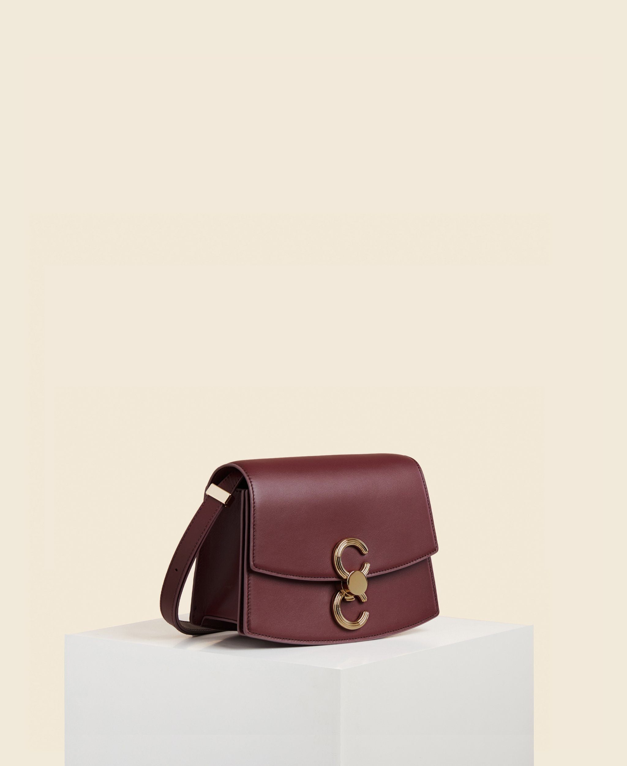 50代女性の普段使いにおすすめなカジュアルに使えるハイブランドバッグは、カフネのSMALL PENDULUM