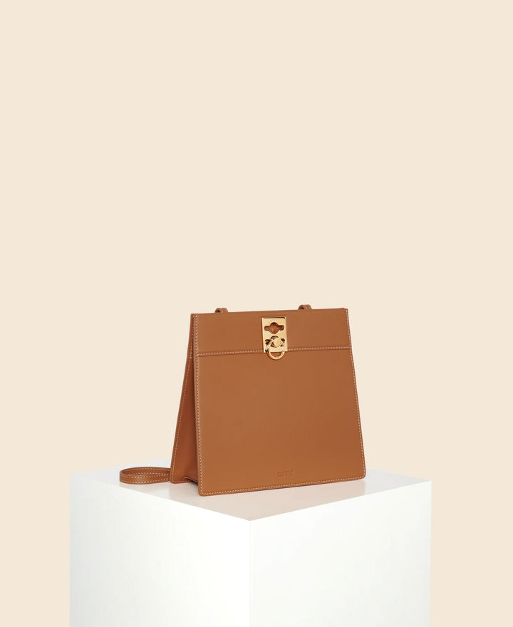 50代女性の普段使いにおすすめなカジュアルに使えるハイブランドバッグは、カフネのSTANCE CLASP