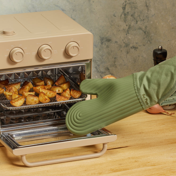 The Best-Selling Homwe Silicone Oven Mitts Are on Sale for a Limited Time
