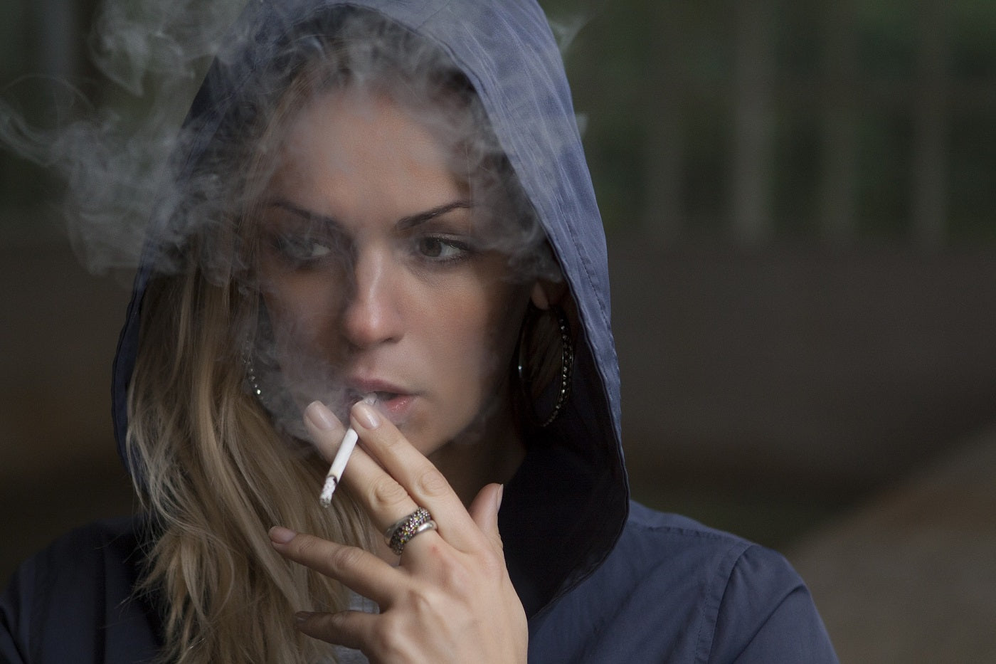 Dohányzó nő