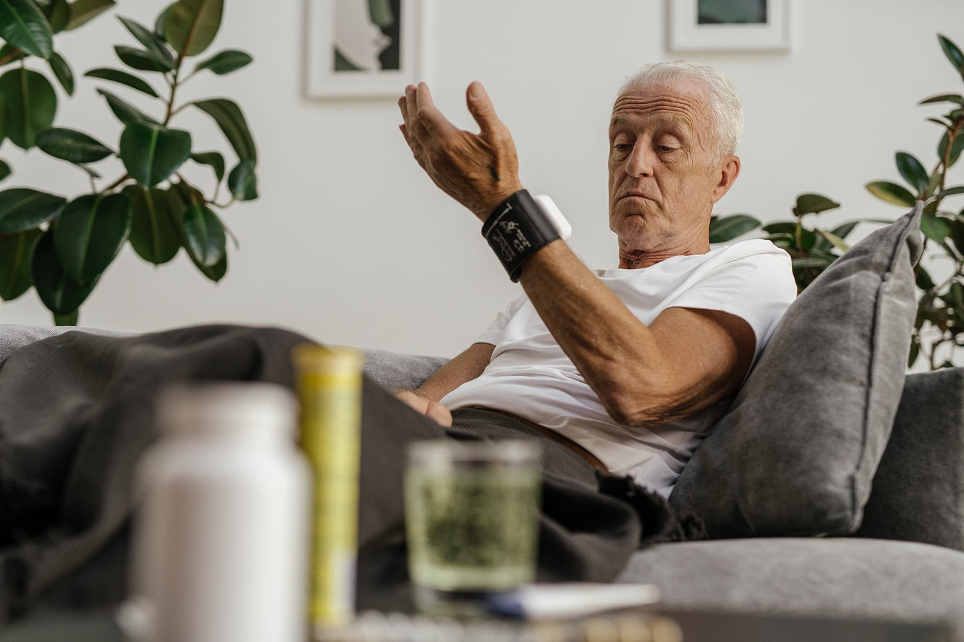 Idős férfi vérnyomást mér