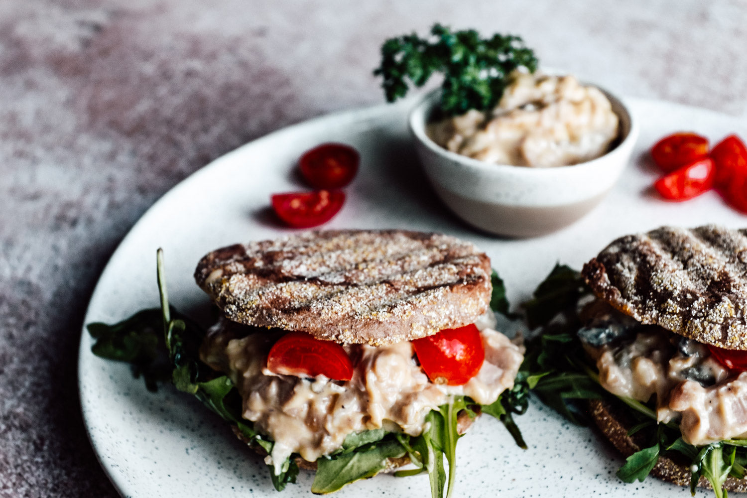 Tuna Jackfruit Sandwich Toasties mit Bio-Jackfruit