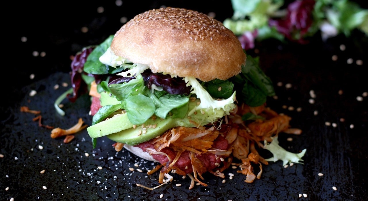 Jackfruit Burger mit Rote Beete Hummus | JACKY F.