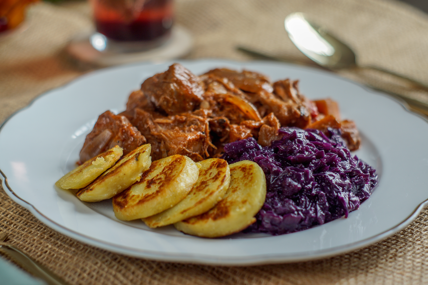 Deftiges Jackfruit Gulasch an gerösteten Kartoffelklößen und Rotkohl | Kochen mit JACKY F. 