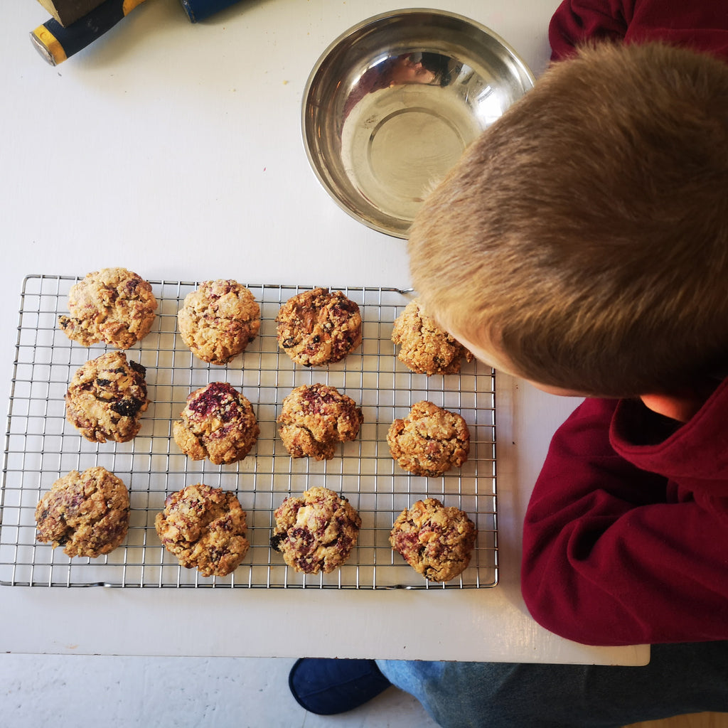 Waiting for Olive Oil cookies with white chocolate and raspberries to cool