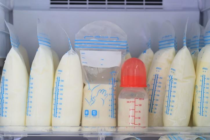 Cómo almacenar, congelar y descongelar la leche materna