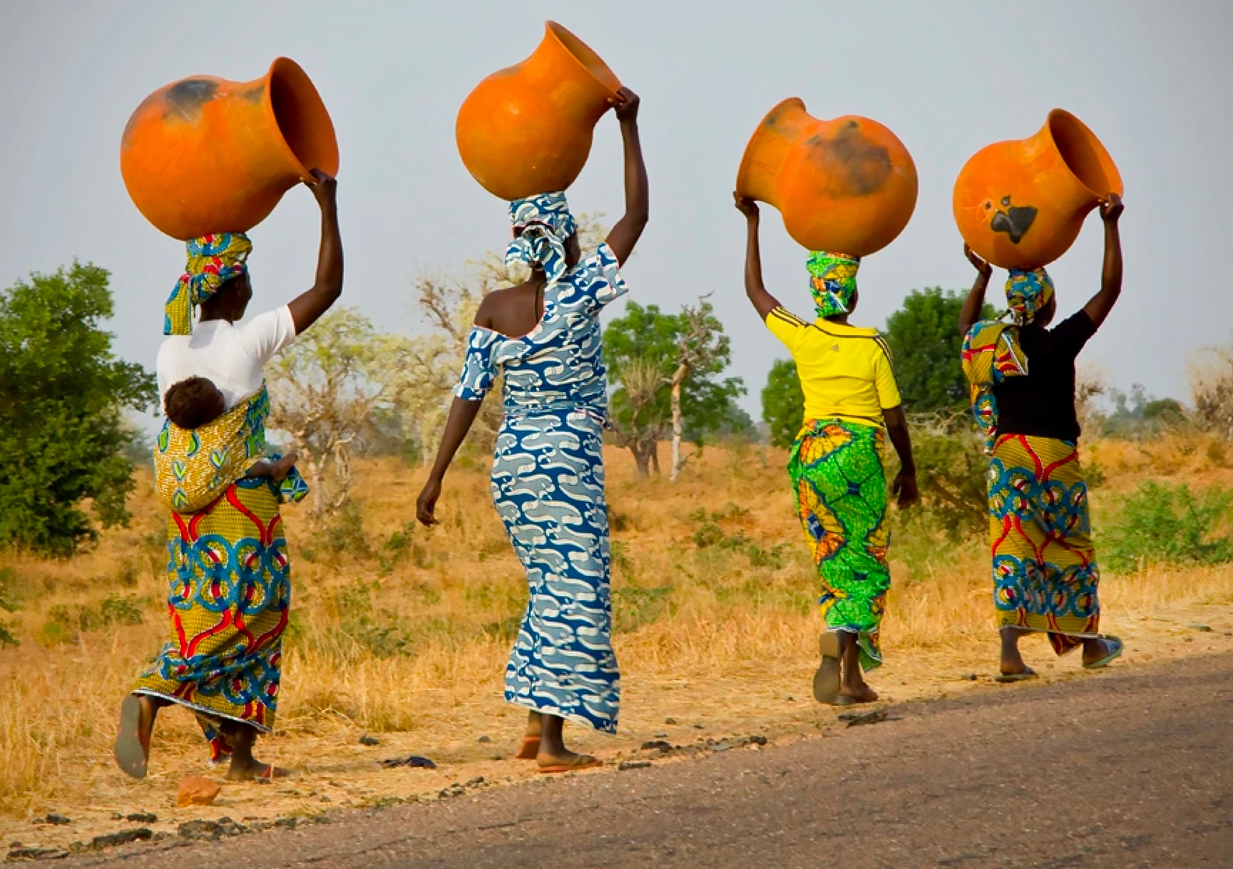 Safari Journal / Blog by Safari Fusion | Balancing act | Woman carrying clay pots on the road to Garoua, Cameroon, West Africa | Photographer Stefania Boianoa