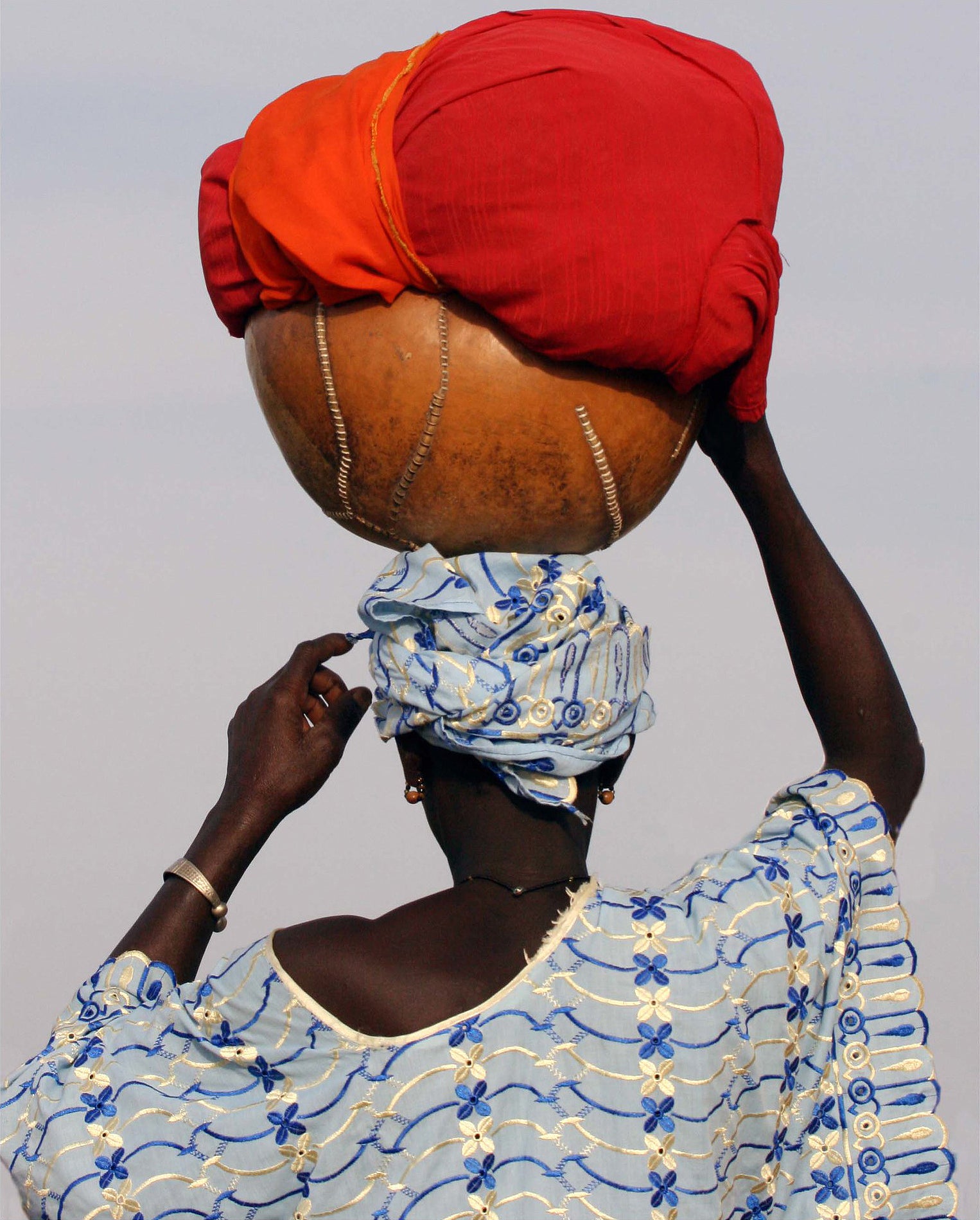 Safari Journal / Blog by Safari Fusion | Balancing act | Woman carrying a calabash Mali, West Africa | Photographer Ferdinand Reus