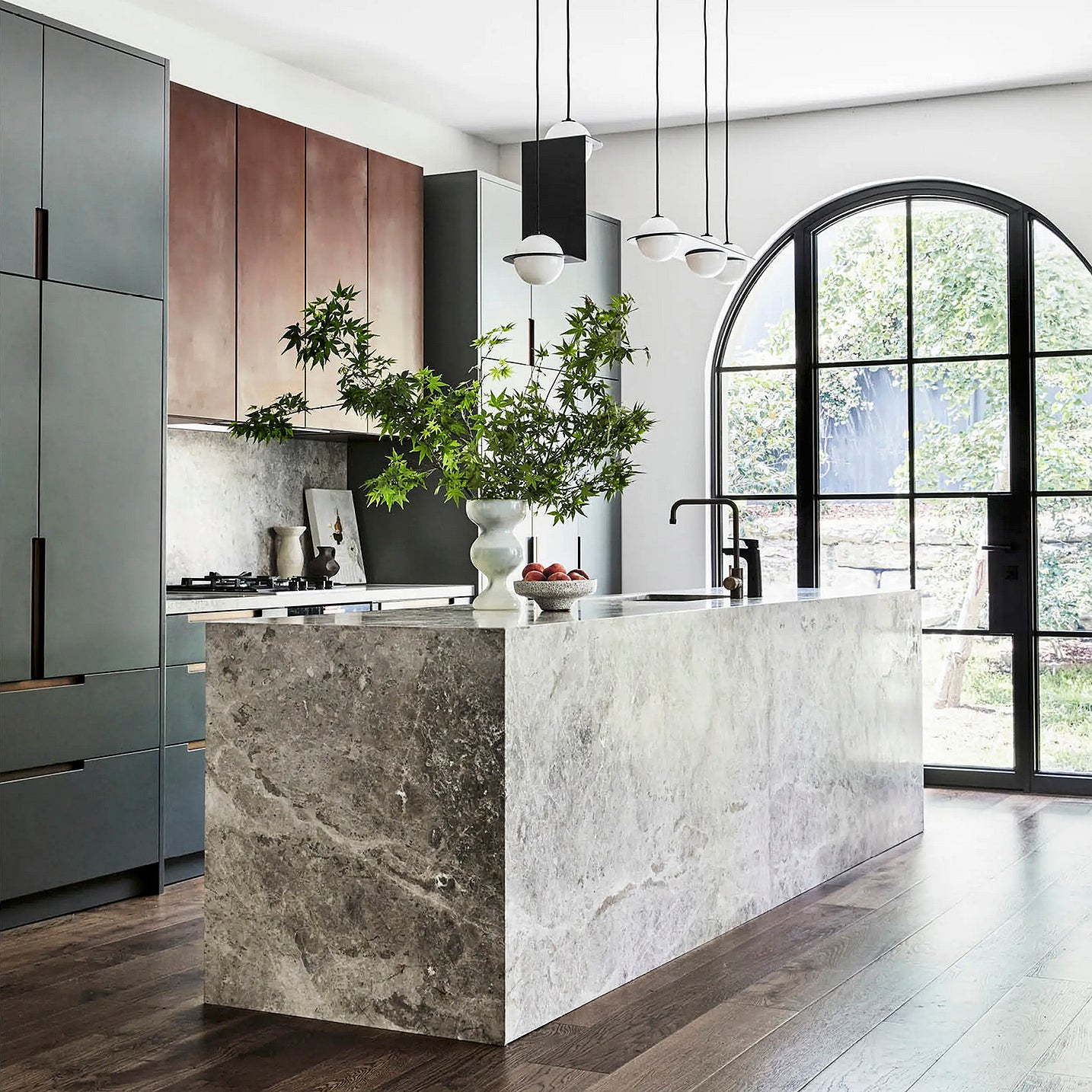 Safari Journal / Blog by Safari Fusion | Pros & Cons of Marble Benchtops by Shear & Wood | Lower North Shore House by Amanda Barnett Design | Image via The Design Files