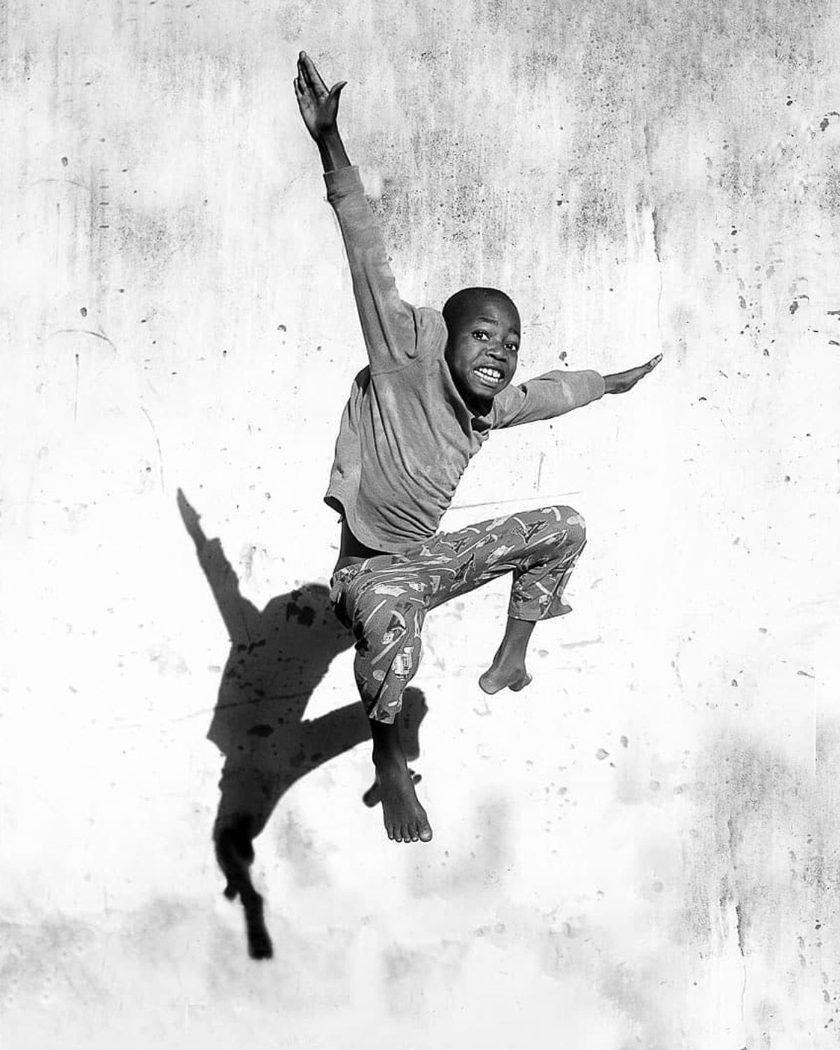 Safari Journal / Blog by Safari Fusion | Ultimate Grey + illuminating | Pantone Color of the Year 2021 | Jumping boy, Maputo Mozambique | Photographer © Grégory Escande
